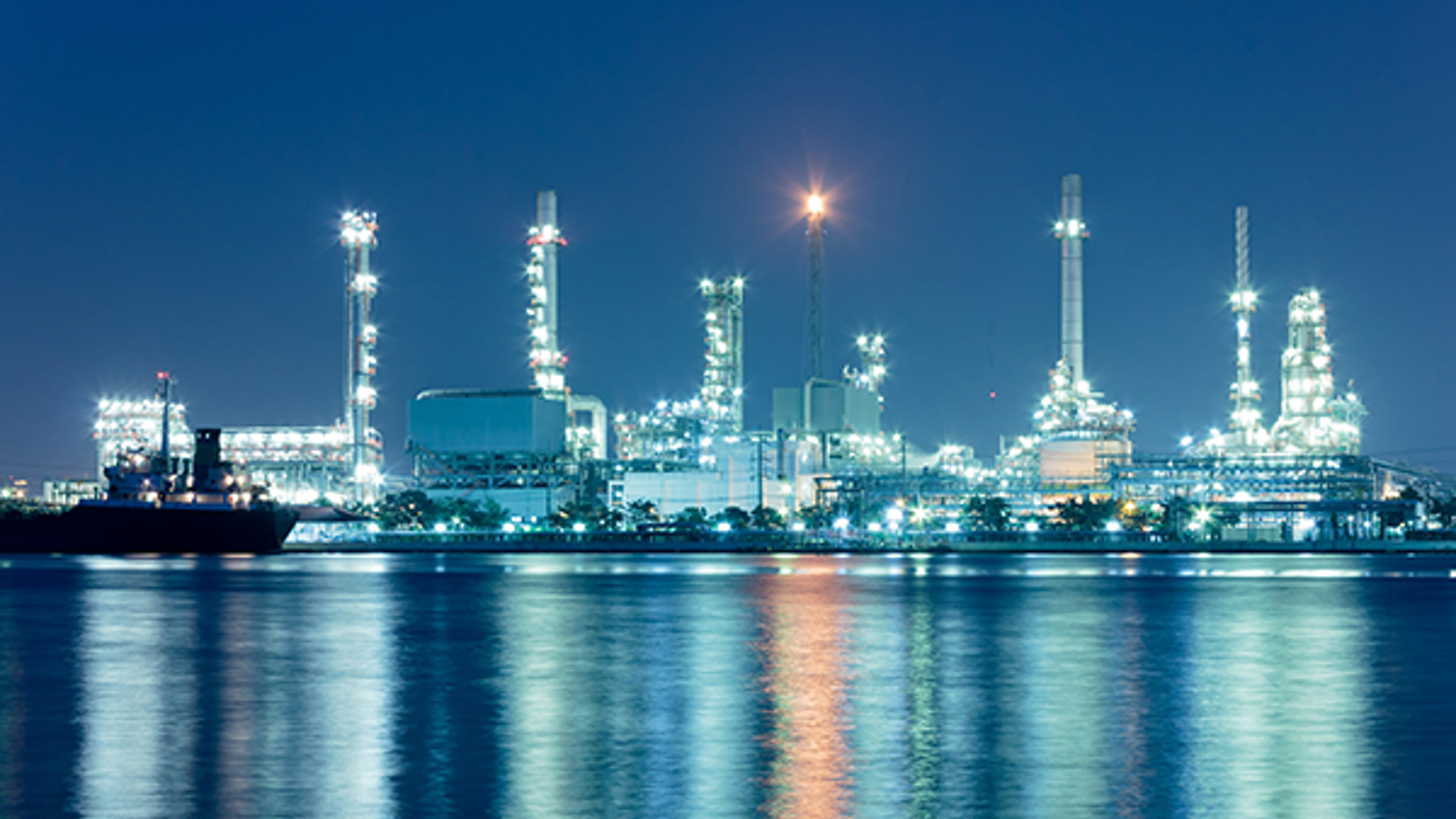 Shutterstock _115561654-River And Oil Refinery Factory With Reflection In Bangkok -Thailand - Web